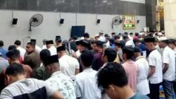 Ribuan Umat Muslim Kota Ambon Salat Tarawih Perdana di Masjid Al-Fatah