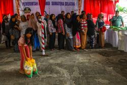 Potret Antusias Warga Beli Kebutuhan Pokok di Bulan Ramadhan