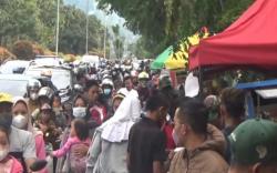 Ramainya Penjual Takjil, Jalan Raya Gading Tutuka Soreang Macet