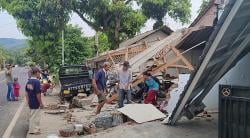 Diduga Mengantuk, Mobil Pikap di Pangandaran Tabrak Bengkel Motor dan Rumah