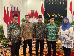 Bersama Presiden dan Jajaran Menteri, Hendy Setiono Serahkan Zakat ke Baznas di Istana Negara