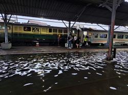 Banjir Besar! Pelayanan Penumpang Stasiun Tawang Dialihkan ke Stasiun Poncol