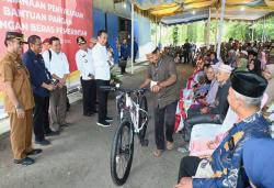 Serahkan Bantuan Pangan di Padanglawas, Jokowi Singgung Harga Beras Naik