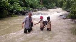 Tak Punya Jembatan Siswa di Mekarsari Cianjur Terpaksa Nyebrang Sungai