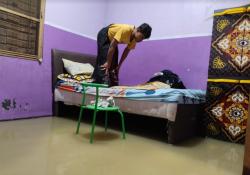 Potret Pilu Warga Grobogan Berbuka Puasa hingga Salat di Tengah Kepungan Banjir