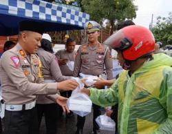 Bulan Suci Ramadhan, Satlantas Polres Ciko Bagikan Ratusan Takjil