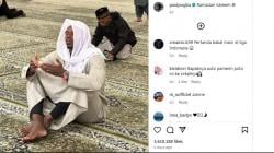 Paul Pogba Khusyuk Berdoa saat Umrah, di Belakangnya Ada Kakek Berpeci Siapa Dia?