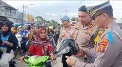 Sat Lantas Polres Lamsel Bagi-bagi Takjil dan Helm dalam Rangka Kampanye Ops Krakatau