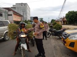 Polsek Pringsewu Kota Berbagi Takjil: Wujud Kepedulian Polri kepada Warga