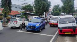 Meski Berpuasa, Polwan Ini Tetap Cekatan Urai Kemacetan Jalanan Kota Kuningan