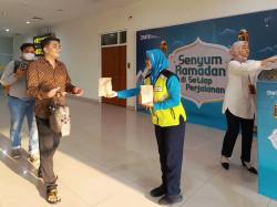 Angkasa Pura II Bagikan 1450 Takjil di Bandara SSK II Pekanbaru 