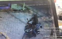 Hanya 12 Detik Pencuri Berhasil Rusak Kunci Pengaman Motor  dan Bawa Kabur Terekam CCTV