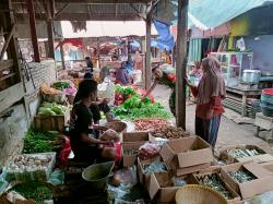 Puasa Ramadhan, Babinsa Monitor Perkembangan Harga Sembako di Pasar Baradatu