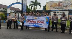 Berkah Ramadhan, Satlantas Polres Bondowoso Bagikan Takjil dan Edukasi Tertib Lalin