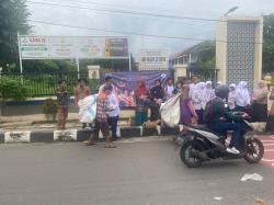 Siswa SMP Negeri 22 Depok Bagikan 600 Takjil untuk Warga, Tumbuhkan Rasa Peduli dan Empati Siswa