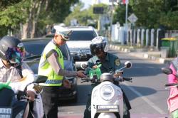 Warga Antusias Menerima Takjil Berbuka Puasa Dari Puluhan Personil Ditlantas Polda Aceh