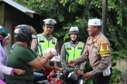 Polres Aceh Selatan Berbagi Takjil Kepada Masyarakat Menjelang Berbuka Puasa