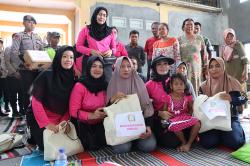 Tanggap Bencana, Bhayangkari Salurkan Bantuan untuk Korban Banjir di Demak