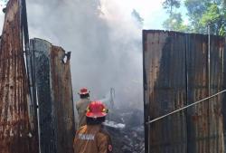 Puntung Rokok Diduga Jadi Penyebab Kebakaran Gudang Barang Rongsokan di Jombang