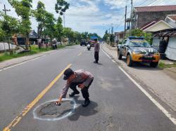 Langkah Proaktif Polres Nganjuk, Tandai Jalan Berlubang dengan Cat Putih untuk Cegah Lakalantas