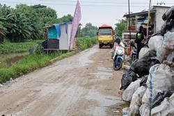 Kerap Dilintasi Truk Pengangkut Tanah, Warga Keluhkan Akses Jalan Perumahan Griya Hasanah Cikarang