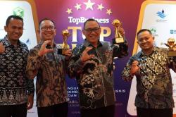 Wali Kota Helldy dan 2 BUMD Kota Cilegon Raih Penghargaan Top BUMD Awards 2024