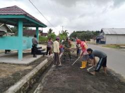 Puasa Ramadhan, Babinsa Bersama Bhabinkamtibmas Ajak Warga Gotong Royong Bersihkan Jalan 