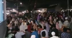 Ikut Shalat Tarawih Dibagi Uang Rp50 Ribu, Jamaah Membeludak Bikin Macet Jalan