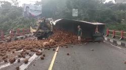 Kecelakaan Hari Ini, Truk Muatan Kelapa di Cipanas Jungkir Satu Orang Tewas