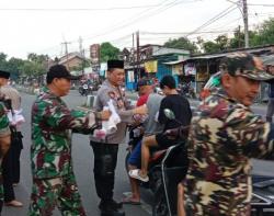 Jaga Pluralisme Polsek Gunungjati Libatkan Warga Keturunan Bagikan 1000 Paket Takjil Gratis