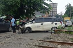 Kereta Api Airlangga Tabrak 2 Mobil di Perlintasan Bulak Kapal Bekasi