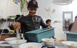 Kisah Samsul, Rintis Usaha Bakso hingga Sukses Ubah Nasib Pengamen dan Gelandangan