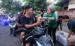 Bersama Bonek, Indah Kurnia Edukasi Pinjol dan Santunan Anak Yatim