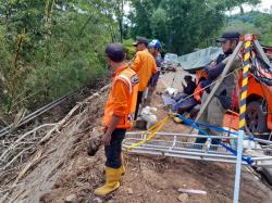 Tim Gabungan Terus Lakukan Pencarian Korban Longsor di Ruas Jalan Kuningan-Majalengka