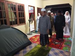 Warga Terdampak Gempa Bawean, Buka Puasa Hingga Sholat Tarawih di Tenda Darurat