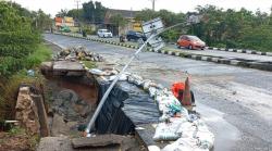 Jalan Nasional yang Amblas di Bangka Barat Semakin Parah, Warga Khawatir Timbul Korban Jiwa