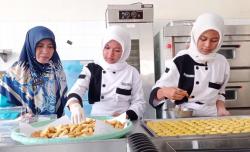 Jelang Lebaran! Siswi SMKN 2 Ponorogo Buat Kue Lebaran, Segini Harganya