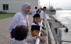 Ngabuburit Bareng Pelindo Marine, Yatim Piatu Nikmati Indahnya Sunset di Selat Madura