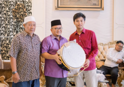 H. Maulana Serahkan Alat Musik Hadroh Kepada Pengurus Masjid Al Aqsha Sungai Asam Kota Jambi