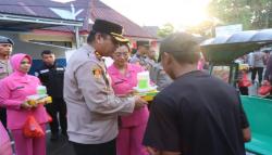 Semarakkan Ramadhan 1445 H, Kapolres Gowa Bagikan Takjil dan Sembako