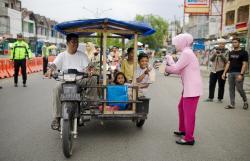 Polres Pidie Bagi 200 Paket Takjil untuk Berbuka Puasa Kepada Penguna Jalan