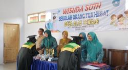 30 Orang Tua di Desa Alastengah Paiton Melaksanakan Wisuda SOTH