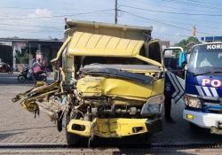 Kecelakaan Karambol di Mojokerto: Tiga Truk Terlibat, Kerugian Materiil Signifikan