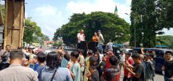 ALAM Bersama PKL Demo Kantor Bupati Lebak Tolak Relokasi Pasar PKL Dekat Kuburan