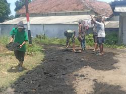 Permudah Akses Masyarakat, Pemdes Kertosono Galakkan Pengaspalan Jalan Rusak