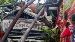 Kecelakaan Hari Ini, Truk Molen Tabrak 3 Motor hingga Warung Makan