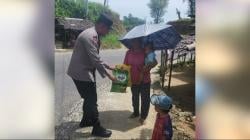 Jumat Berkah, Bhabinkamtibmas Desa Saletto Bagikan Paket Sembako ke Warga Binaan