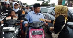 Karang Taruna Cibatu Garut Bagikan Takjil Gratis Pada Pengendara Jelang Buka Puasa