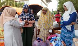 Ramadhan Berkah, Kontras Aceh Salurkan Bantuan Selimut untuk Pengungsi Rohingya di Aceh Barat