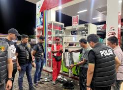 Lindungi Konsumen dari Tindakan Kecurangan, Personel Satreskrim Cek Nozzle Dispenser SPBU di Pidie